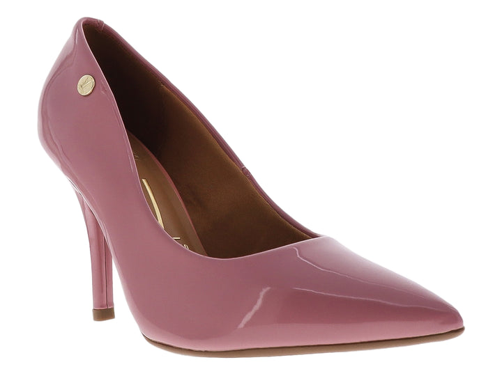 Zapato de tacón alto color rosa brillante con punta fina.