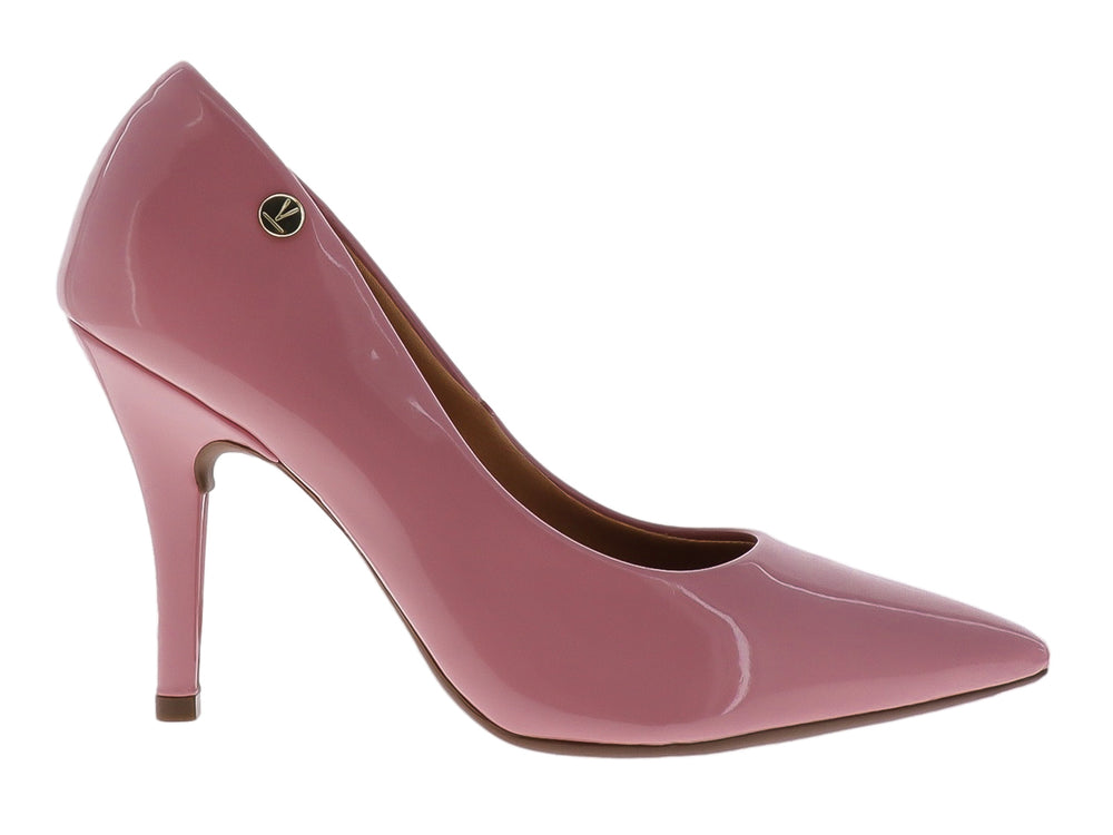 Zapato de tacón alto color rosa brillante con punta fina.