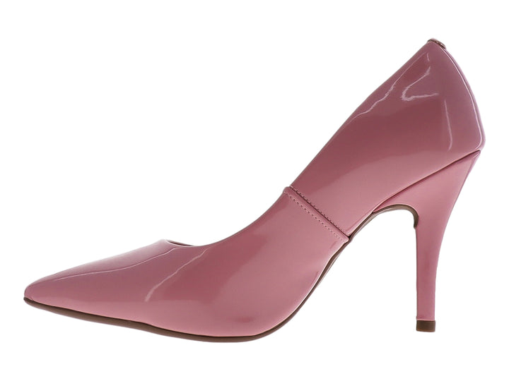 Zapato de tacón alto color rosa brillante con punta fina.