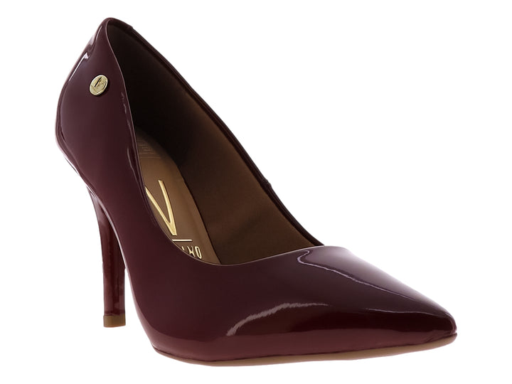 Zapato de tacón alto color vino con acabado brillante y punta fina.