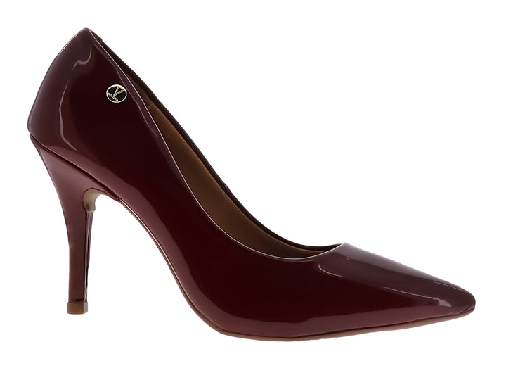 Zapato de tacón alto color vino con acabado brillante y punta fina.