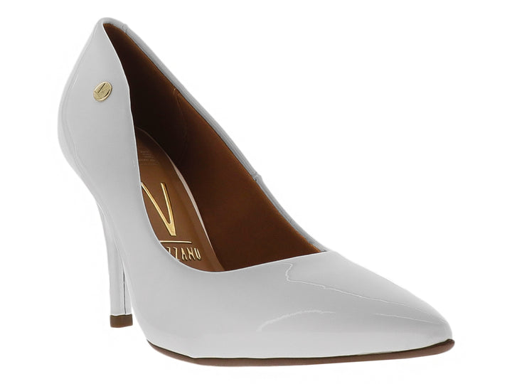 Zapato de tacón alto color blanco con acabado brillante y punta fina.