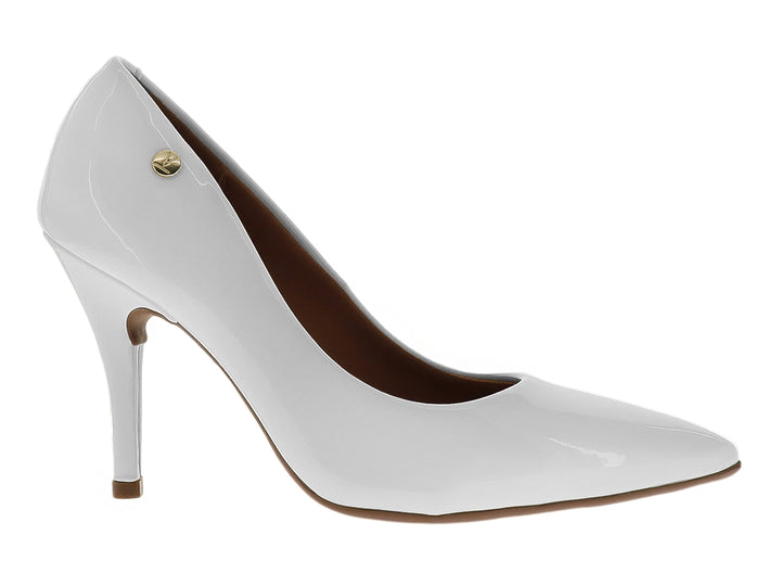 Zapato de tacón alto color blanco con acabado brillante y punta fina.