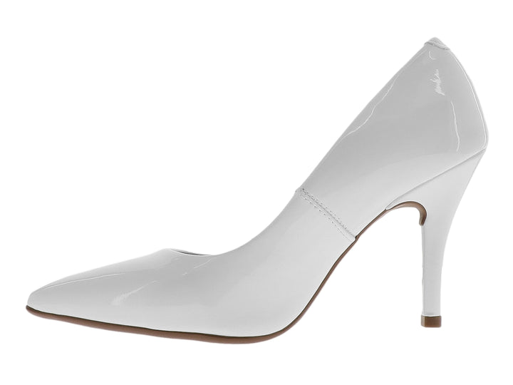 Zapato de tacón alto color blanco con acabado brillante y punta fina.