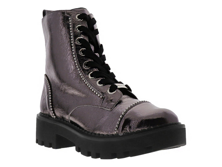 Bota infantil color gunmetal metálico con cordones negros y suela track gruesa negra.