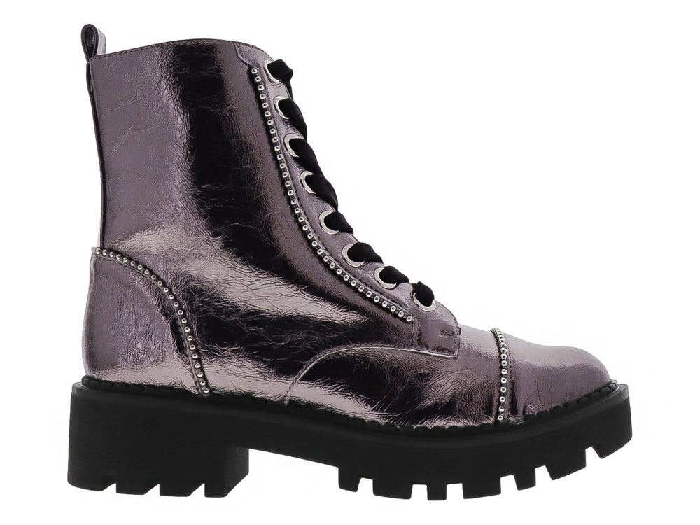 Bota infantil color gunmetal metálico con cordones negros y suela track gruesa negra.