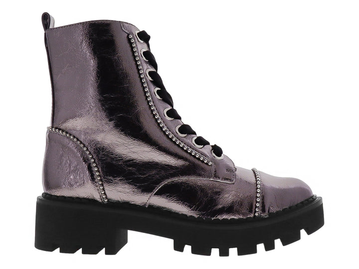 Bota infantil color gunmetal metálico con cordones negros y suela track gruesa negra.