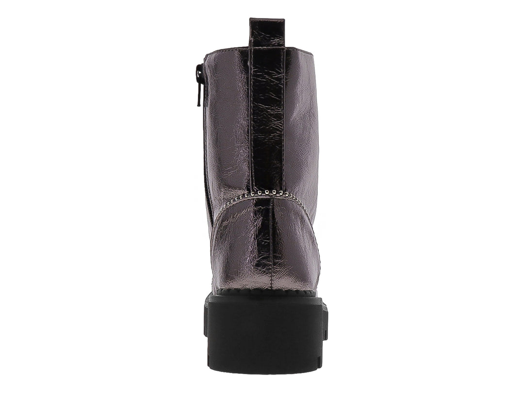 Bota infantil color gunmetal metálico con cordones negros y suela track gruesa negra.