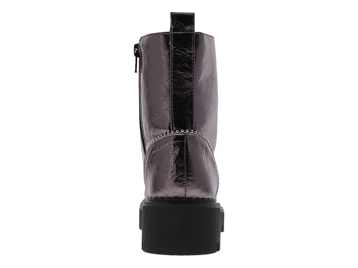 Bota infantil color gunmetal metálico con cordones negros y suela track gruesa negra.