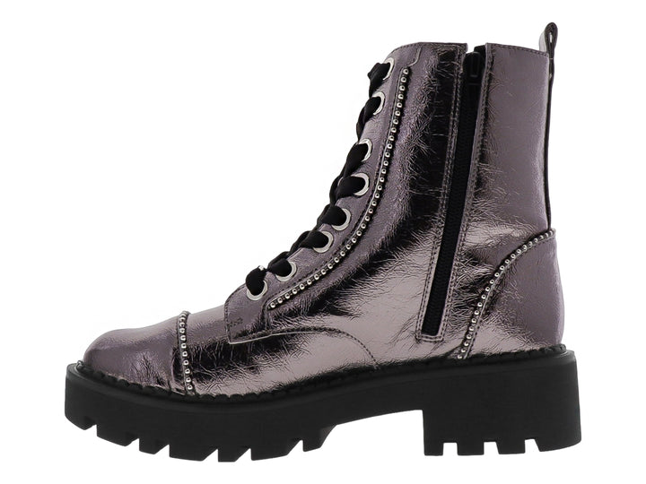 Bota infantil color gunmetal metálico con cordones negros y suela track gruesa negra.