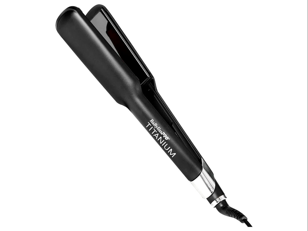 Alaciadora de cabello profesional BaBylissPRO Titanium en color negro con base plateada sobre fondo blanco.