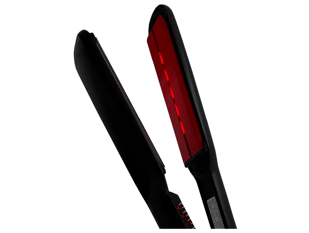 Alaciadora de cabello profesional BaBylissPRO Titanium en color negro con base plateada sobre fondo blanco.