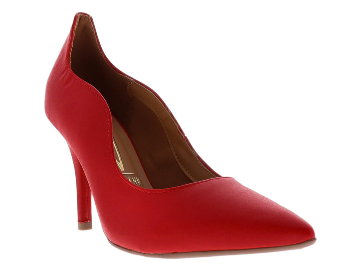 Zapato de tacón alto color rojo con punta fina y acabado liso.