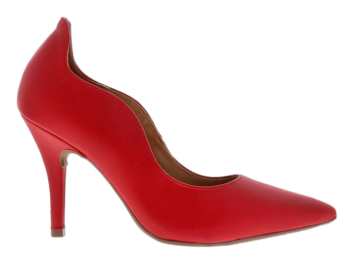 Zapato de tacón alto color rojo con punta fina y acabado liso.