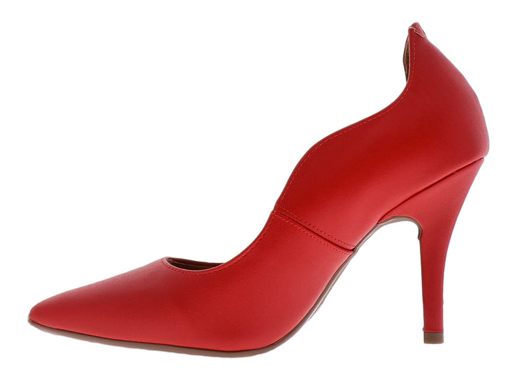 Zapato de tacón alto color rojo con punta fina y acabado liso.