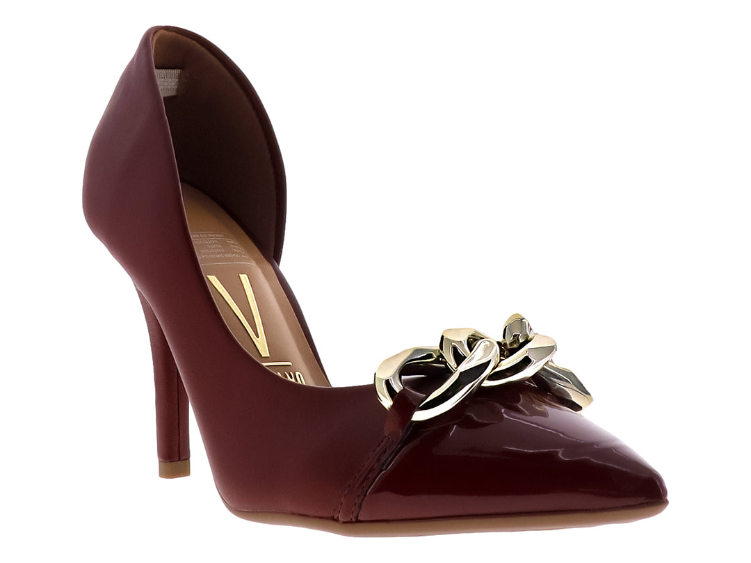 Zapato de tacón color vinho con punta brillante y detalle de cadena dorada en la parte frontal.