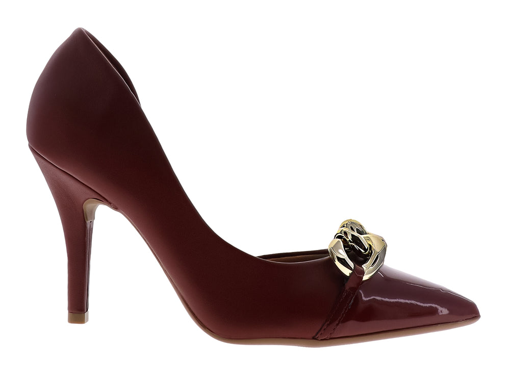 Zapato de tacón color vinho con punta brillante y detalle de cadena dorada en la parte frontal.