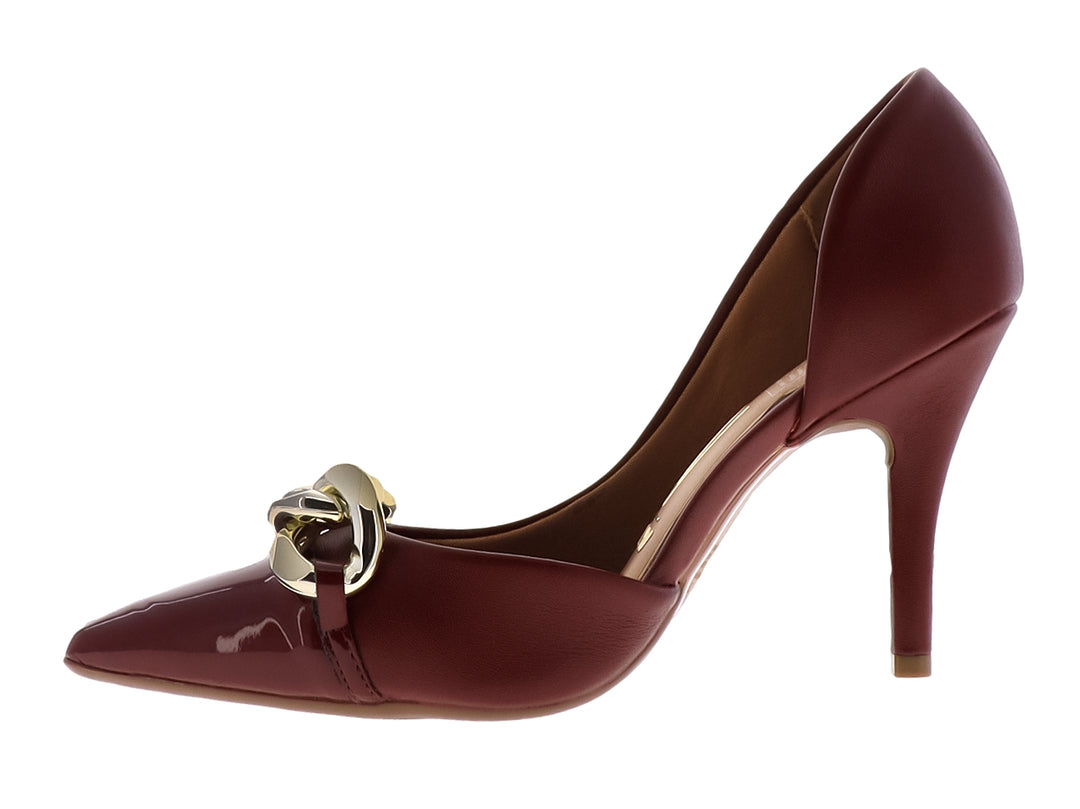 Zapato de tacón color vinho con punta brillante y detalle de cadena dorada en la parte frontal.