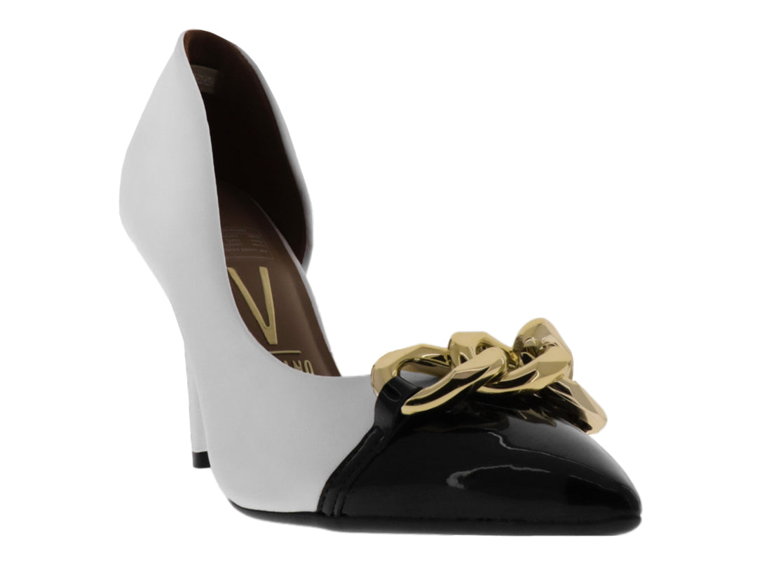 Zapatilla de tacón Vizzano blanca con punta negra brillante y detalle de cadena dorada.