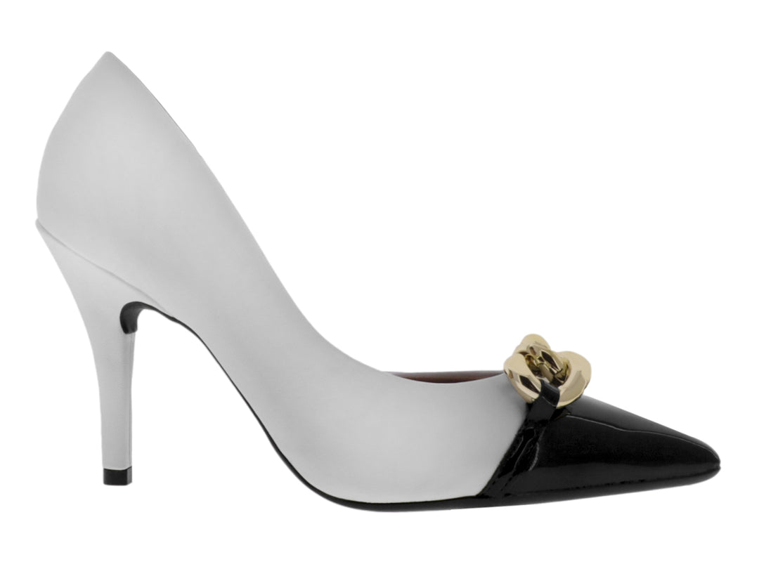 Zapatilla de tacón Vizzano blanca con punta negra brillante y detalle de cadena dorada.