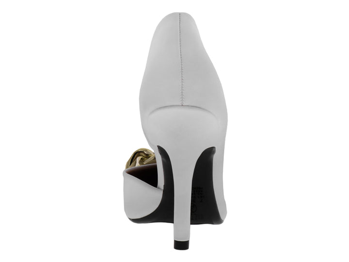 Zapatilla de tacón Vizzano blanca con punta negra brillante y detalle de cadena dorada.