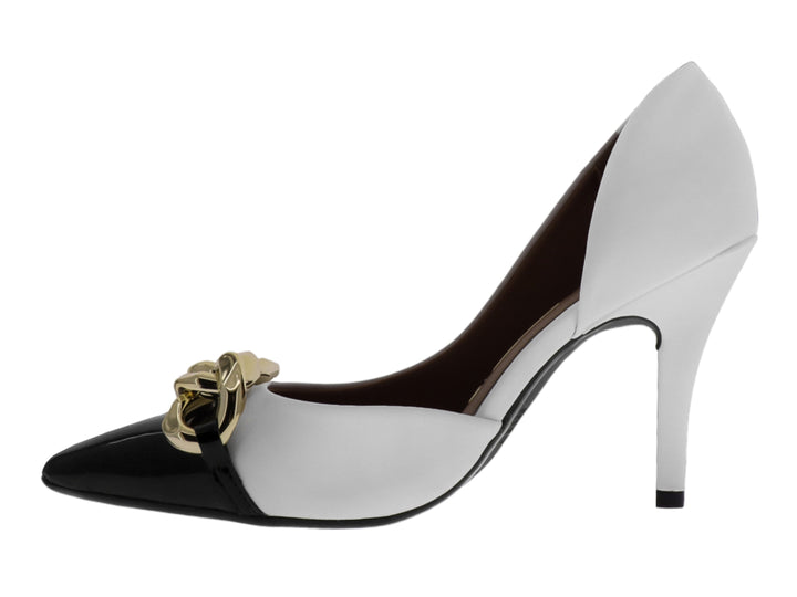 Zapatilla de tacón Vizzano blanca con punta negra brillante y detalle de cadena dorada.