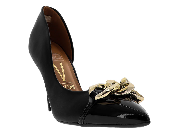 Zapato de tacón negro con punta de charol y adorno de cadena dorada en la parte frontal.