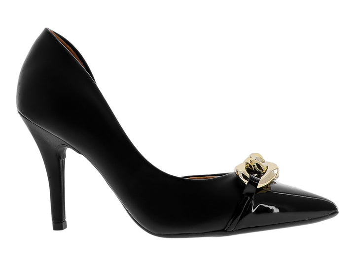 Zapato de tacón negro con punta de charol y adorno de cadena dorada en la parte frontal.