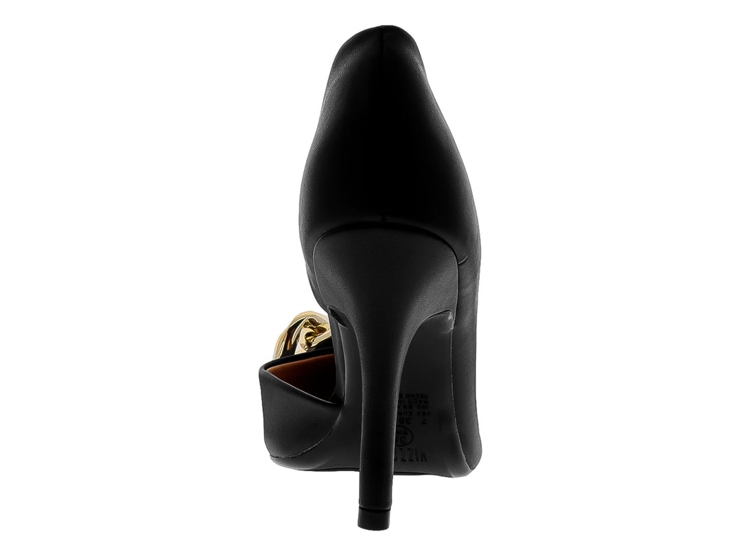 Zapato de tacón negro con punta de charol y adorno de cadena dorada en la parte frontal.