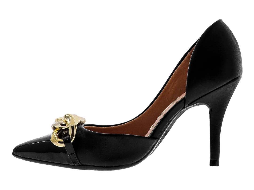 Zapato de tacón negro con punta de charol y adorno de cadena dorada en la parte frontal.