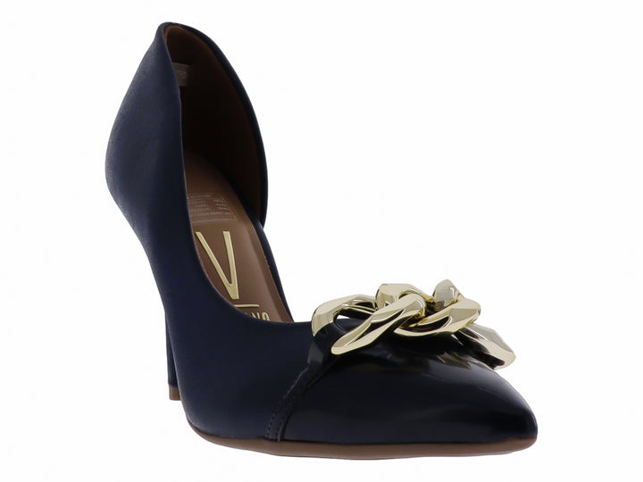 Zapato de tacón azul marino con detalle de cadena dorada en la punta.