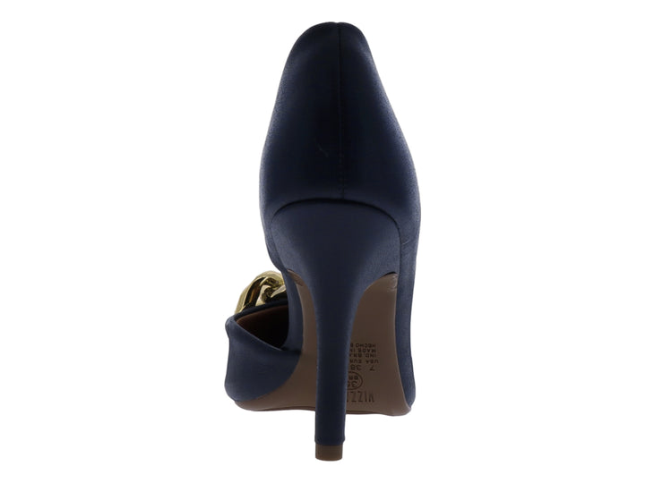 Zapato de tacón azul marino con detalle de cadena dorada en la punta.