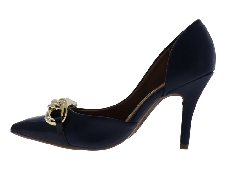 Zapato de tacón azul marino con detalle de cadena dorada en la punta.