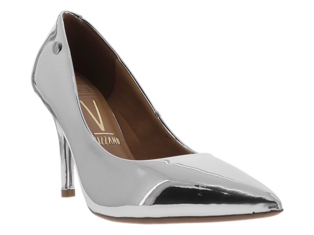 Zapato de tacón alto para mujer en color plata metalizado con acabado brillante y punta afilada.