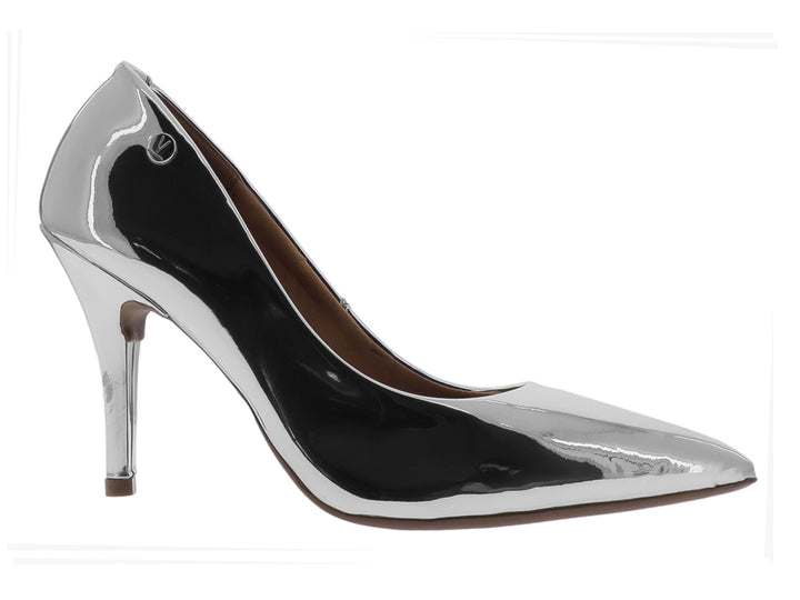 Zapato de tacón alto para mujer en color plata metalizado con acabado brillante y punta afilada.