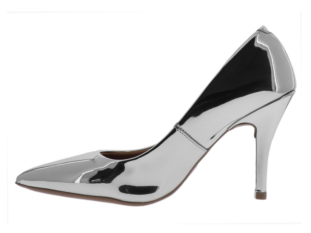 Zapato de tacón alto para mujer en color plata metalizado con acabado brillante y punta afilada.