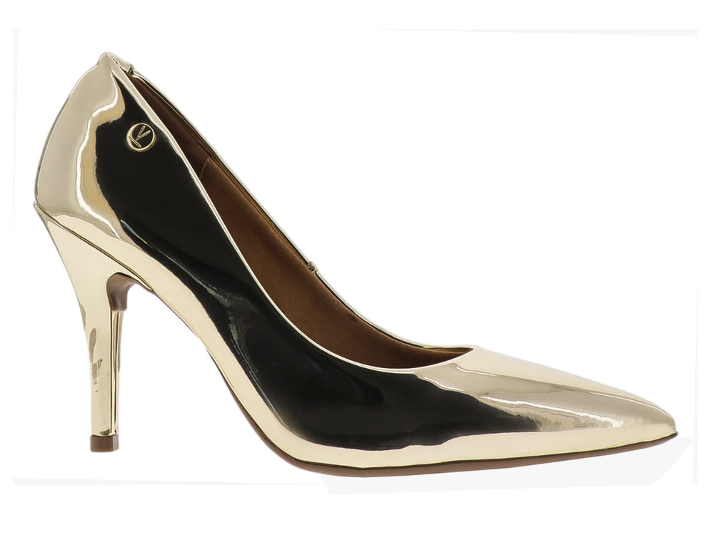 Zapatilla de tacón alto color dorado brillante marca Vizzano con punta fina.