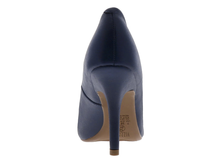 Zapato de tacón alto color azul marino con punta fina y detalle dorado en el talón.