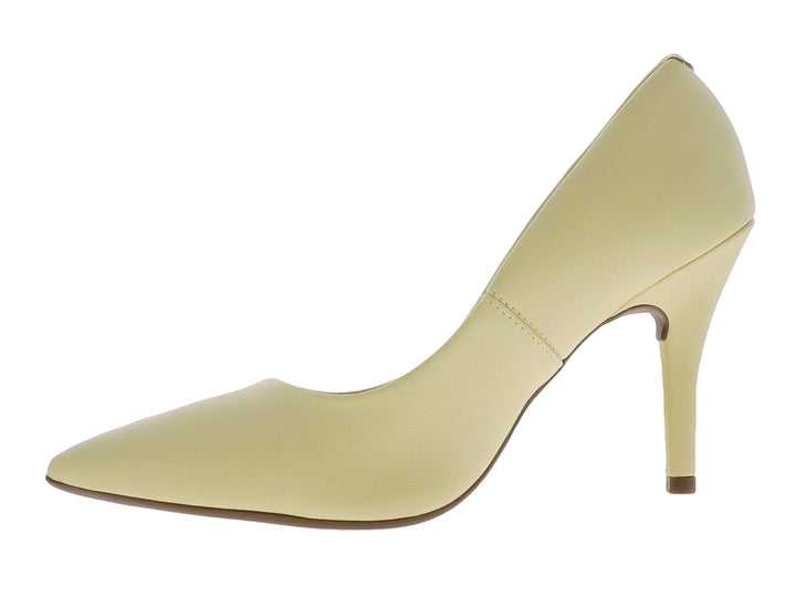 Zapato de tacón alto color amarillo pálido con punta fina y acabado liso.