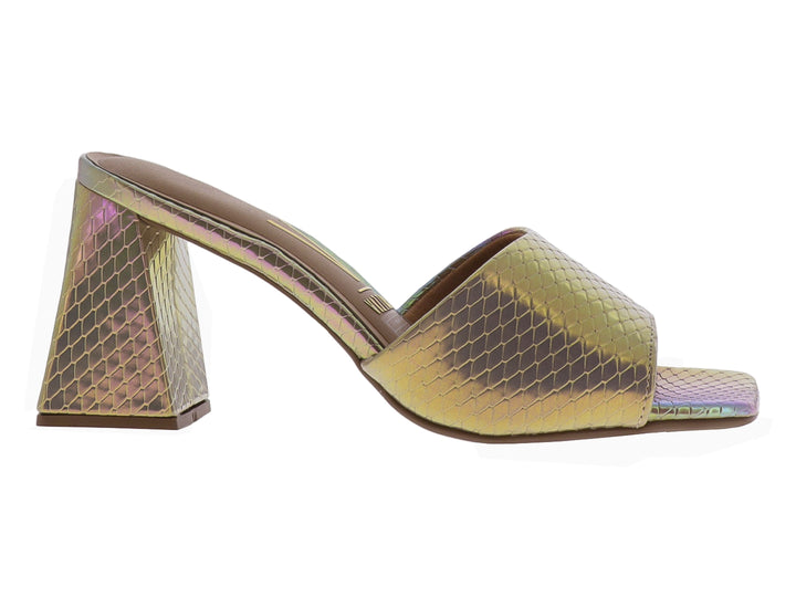 Sandalia Vizzano de tacón bloque en color beige holográfico con textura de piel de serpiente y banda ancha.