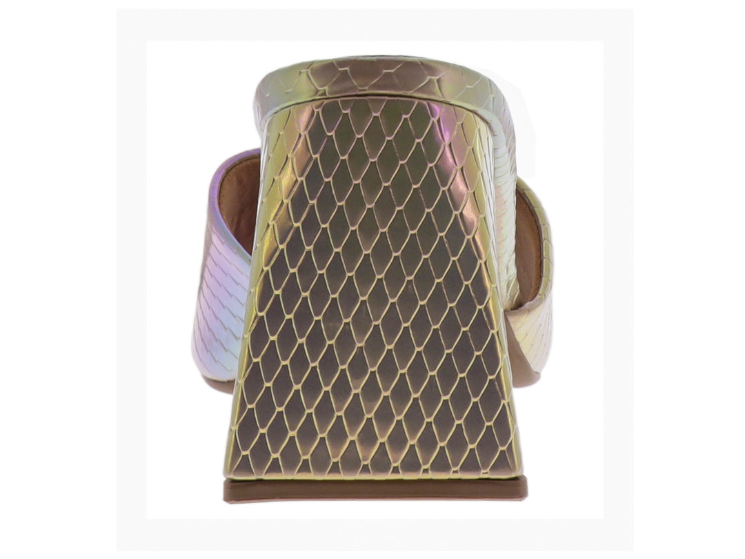 Sandalia Vizzano de tacón bloque en color beige holográfico con textura de piel de serpiente y banda ancha.