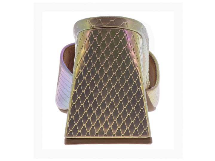 Sandalia Vizzano de tacón bloque en color beige holográfico con textura de piel de serpiente y banda ancha.
