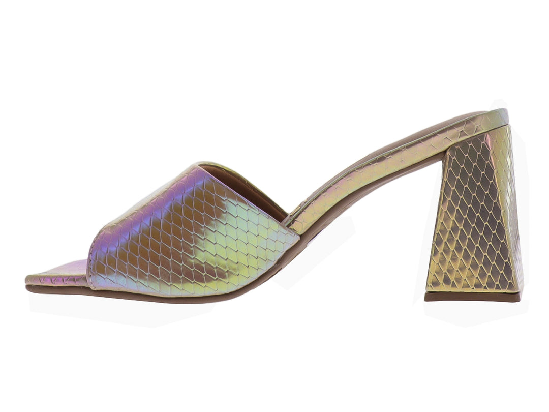 Sandalia Vizzano de tacón bloque en color beige holográfico con textura de piel de serpiente y banda ancha.