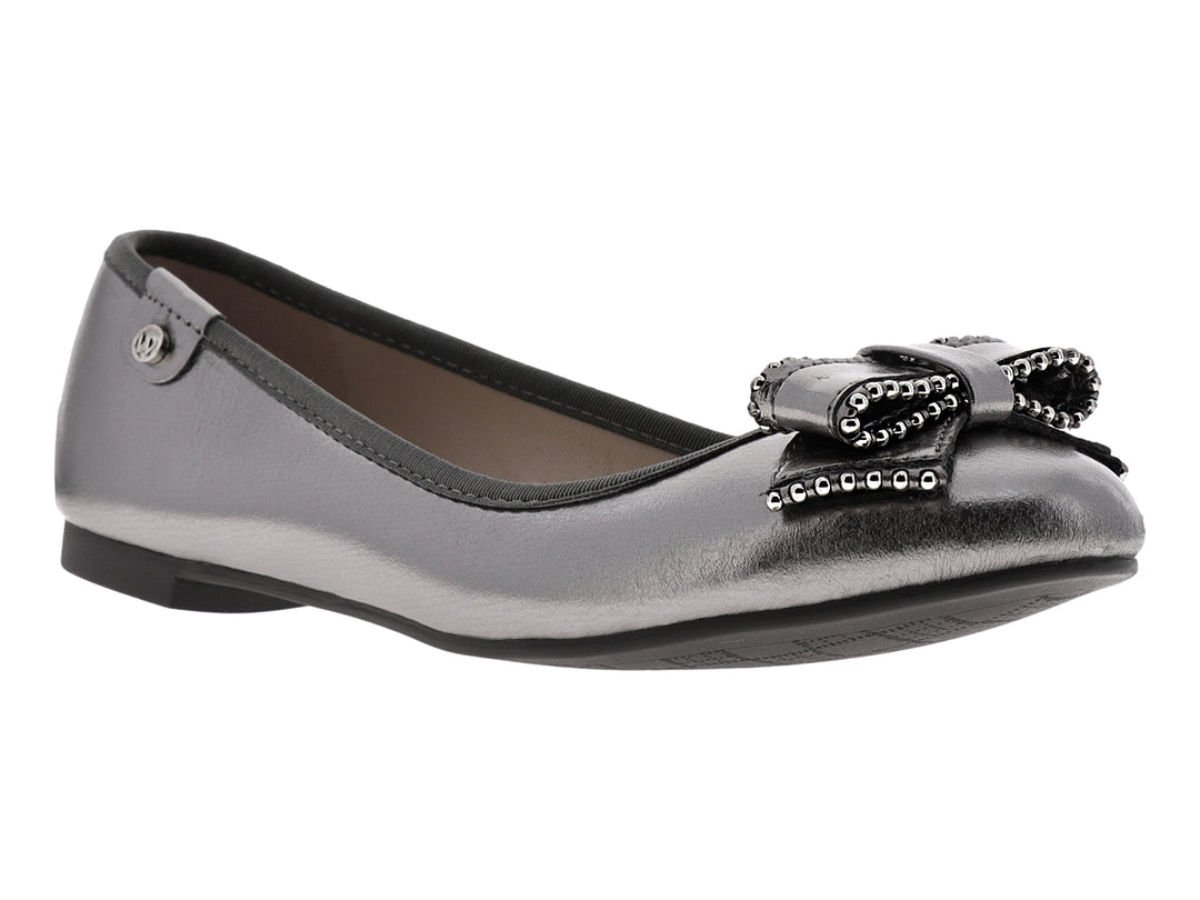 Zapato plano color gris gunmetal metalizado con moño decorado con tachuelas plateadas.