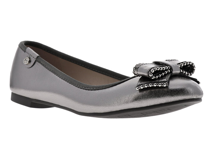 Zapato plano color gris gunmetal metalizado con moño decorado con tachuelas plateadas.