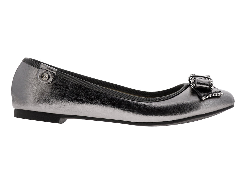 Zapato plano color gris gunmetal metalizado con moño decorado con tachuelas plateadas.