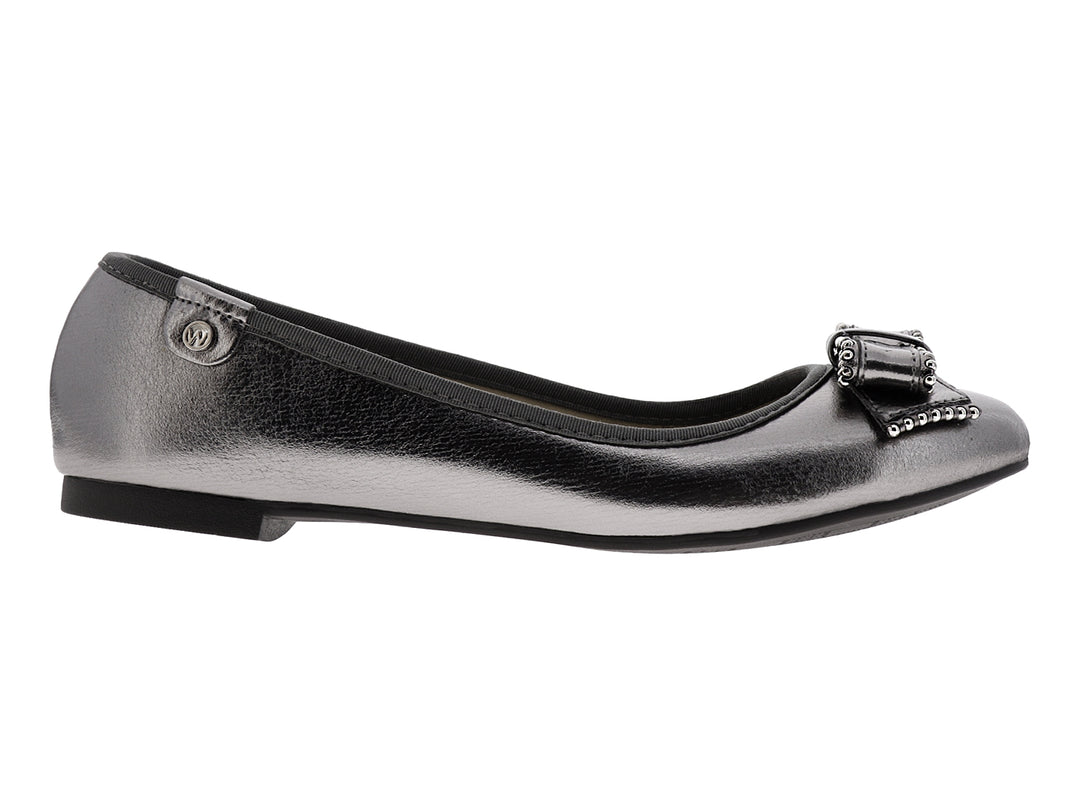 Zapato plano color gris gunmetal metalizado con moño decorado con tachuelas plateadas.