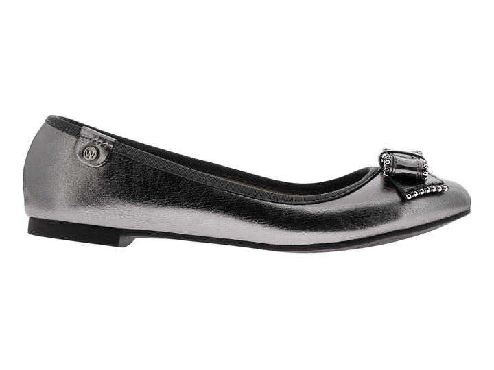 Zapato plano color gris gunmetal metalizado con moño decorado con tachuelas plateadas.