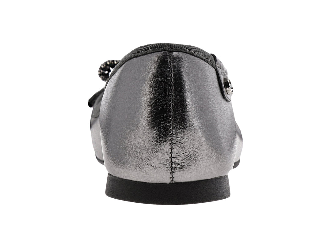 Zapato plano color gris gunmetal metalizado con moño decorado con tachuelas plateadas.