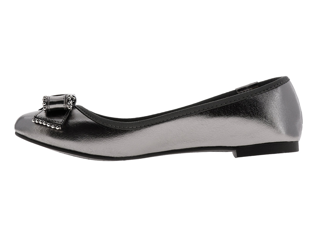 Zapato plano color gris gunmetal metalizado con moño decorado con tachuelas plateadas.